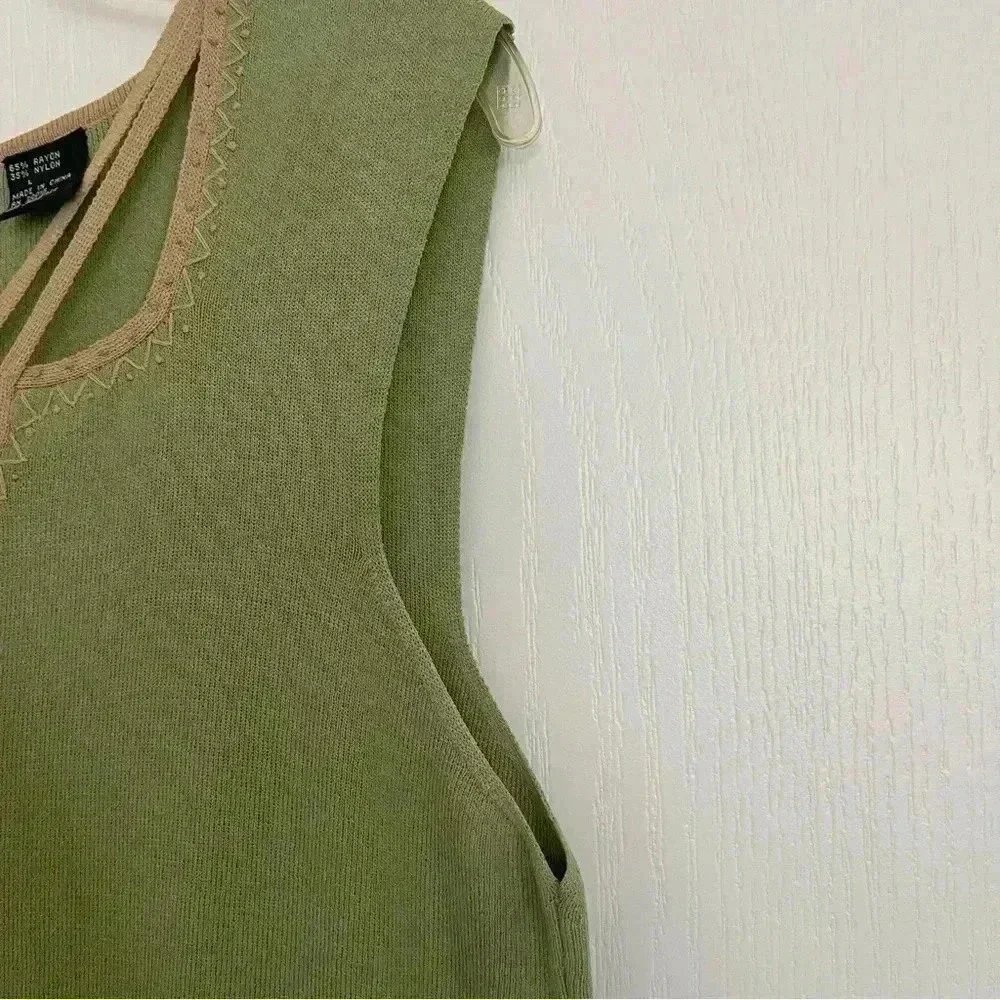 Tank top with tan design neckline - Picture 6 of 6